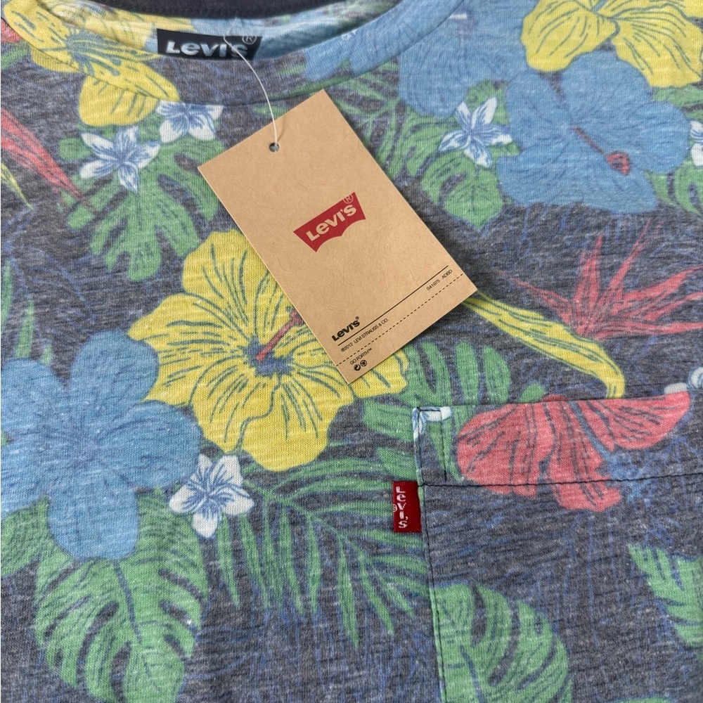 Levi’s T-Shirt Bundle of 3 NWT Floral Graphic Logo Tees New Soft Cotton Shirts - Picture 3 of 11